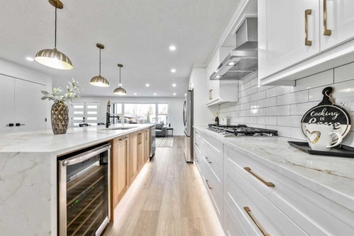 439 Woodland Crescent Se, Calgary, AB - Indoor Photo Showing Kitchen With Upgraded Kitchen