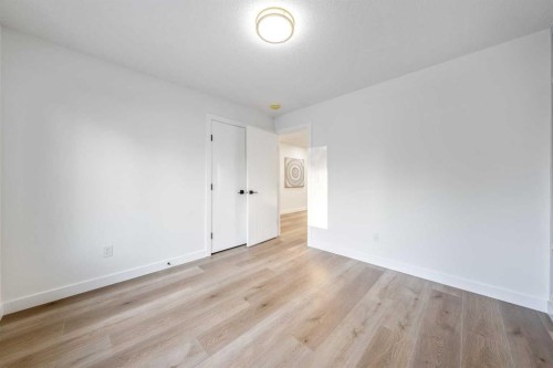 439 Woodland Crescent Se, Calgary, AB - Indoor Photo Showing Other Room