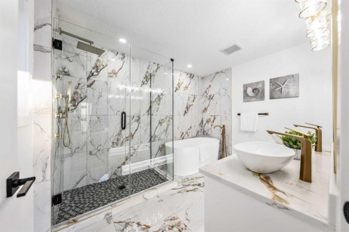 439 Woodland Crescent Se, Calgary, AB - Indoor Photo Showing Bathroom