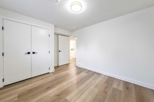 439 Woodland Crescent Se, Calgary, AB - Indoor Photo Showing Other Room