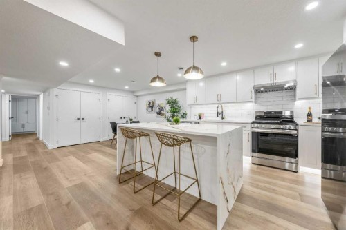439 Woodland Crescent Se, Calgary, AB - Indoor Photo Showing Kitchen With Upgraded Kitchen