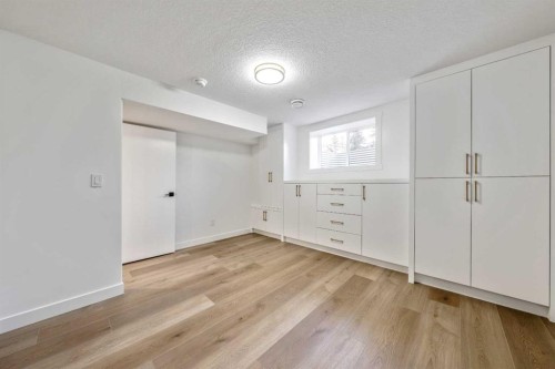439 Woodland Crescent Se, Calgary, AB - Indoor Photo Showing Other Room