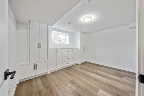 439 Woodland Crescent Se, Calgary, AB - Indoor Photo Showing Other Room