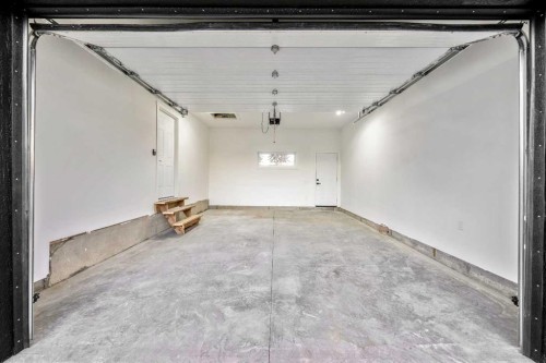 439 Woodland Crescent Se, Calgary, AB - Indoor Photo Showing Garage