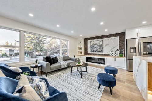 439 Woodland Crescent Se, Calgary, AB - Indoor Photo Showing Living Room