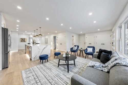 439 Woodland Crescent Se, Calgary, AB - Indoor Photo Showing Living Room