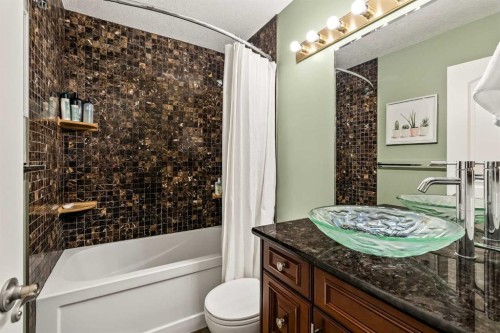 25 Mckinley Bay Se, Calgary, AB - Indoor Photo Showing Bathroom