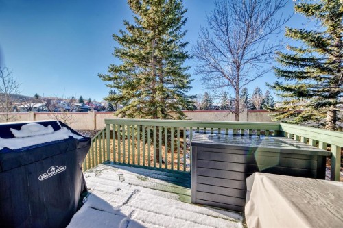 741 Sandringham Place Nw, Calgary, AB - Outdoor