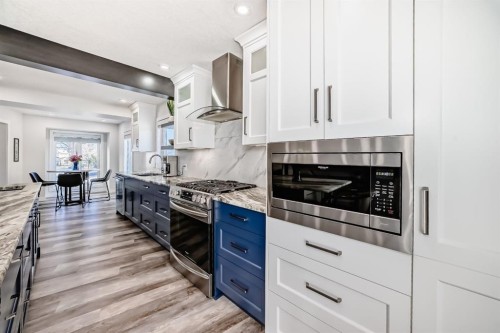 741 Sandringham Place Nw, Calgary, AB - Indoor Photo Showing Kitchen With Upgraded Kitchen