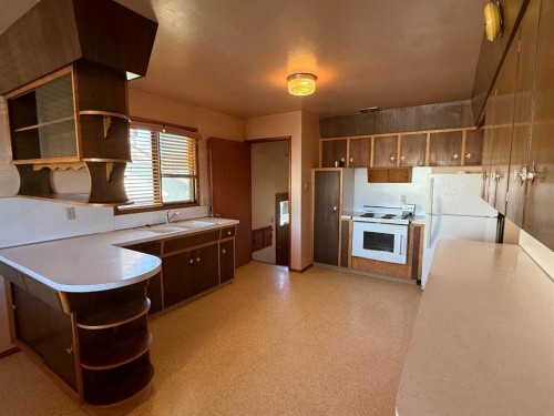 A 111-111 27 Avenue Ne, Calgary, AB - Indoor Photo Showing Kitchen