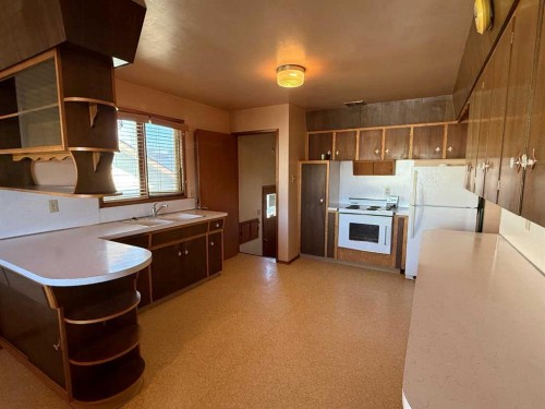 A 111-111 27 Avenue Ne, Calgary, AB - Indoor Photo Showing Kitchen With Double Sink