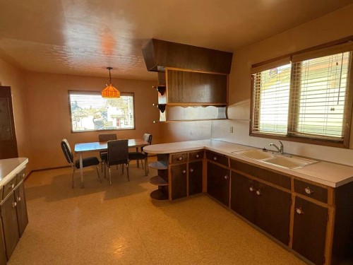A 111-111 27 Avenue Ne, Calgary, AB - Indoor Photo Showing Kitchen With Double Sink
