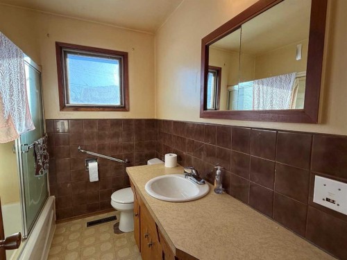 A 111-111 27 Avenue Ne, Calgary, AB - Indoor Photo Showing Bathroom