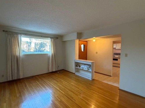 A 111-111 27 Avenue Ne, Calgary, AB - Indoor Photo Showing Other Room