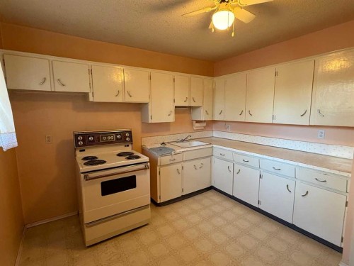 A 111-111 27 Avenue Ne, Calgary, AB - Indoor Photo Showing Kitchen