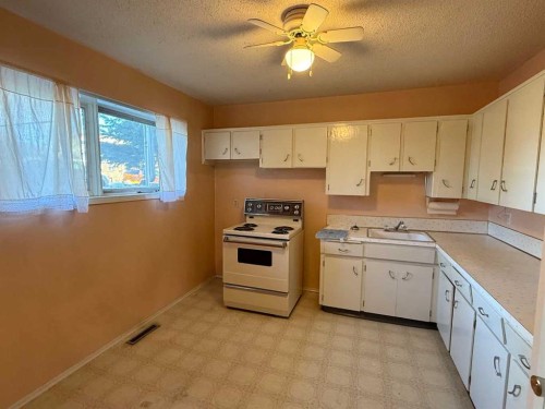 A 111-111 27 Avenue Ne, Calgary, AB - Indoor Photo Showing Kitchen