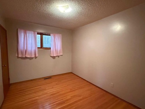 A 111-111 27 Avenue Ne, Calgary, AB - Indoor Photo Showing Other Room