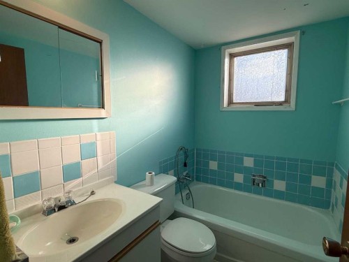 A 111-111 27 Avenue Ne, Calgary, AB - Indoor Photo Showing Bathroom