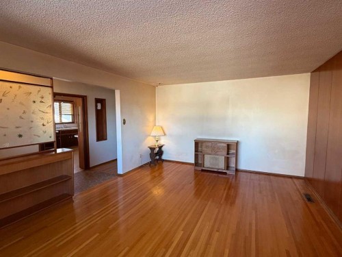 A 111-111 27 Avenue Ne, Calgary, AB - Indoor Photo Showing Other Room
