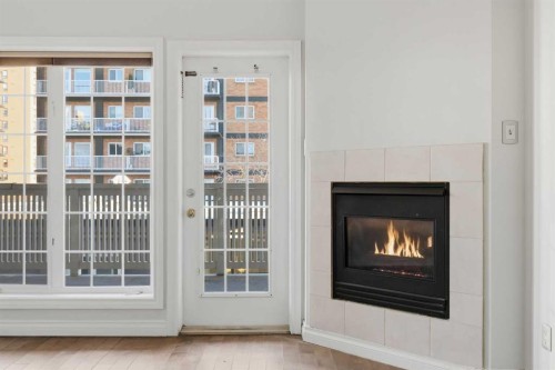 402-820 15 Avenue Sw, Calgary, AB - Indoor Photo Showing Living Room With Fireplace