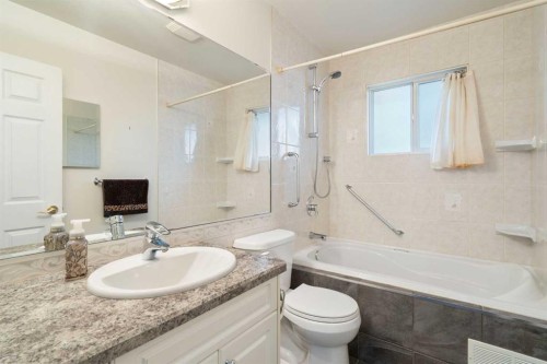 123 Glacier Drive Sw, Calgary, AB - Indoor Photo Showing Bathroom