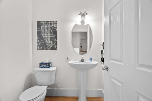 3111 39 Street Sw, Calgary, AB - Indoor Photo Showing Bathroom