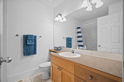 3111 39 Street Sw, Calgary, AB - Indoor Photo Showing Bathroom