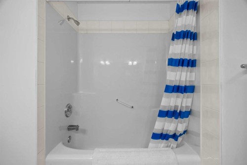 3111 39 Street Sw, Calgary, AB - Indoor Photo Showing Bathroom