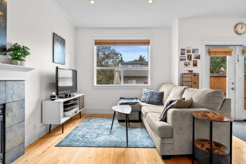 3111 39 Street Sw, Calgary, AB - Indoor Photo Showing Living Room