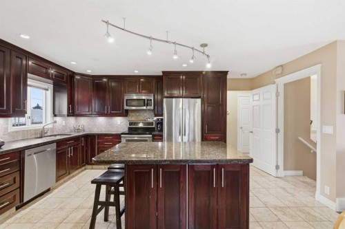 3943 Whitehorn Drive Ne, Calgary, AB - Indoor Photo Showing Kitchen With Double Sink With Upgraded Kitchen