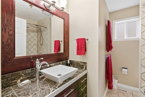 3943 Whitehorn Drive Ne, Calgary, AB - Indoor Photo Showing Bathroom