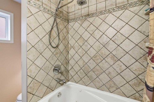 3943 Whitehorn Drive Ne, Calgary, AB - Indoor Photo Showing Bathroom