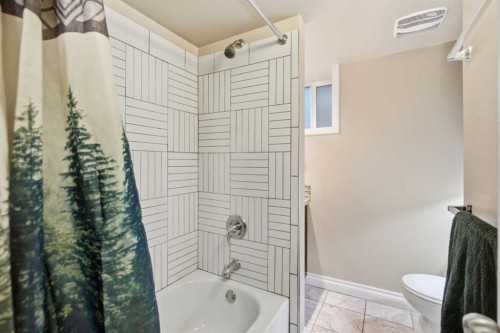3943 Whitehorn Drive Ne, Calgary, AB - Indoor Photo Showing Bathroom