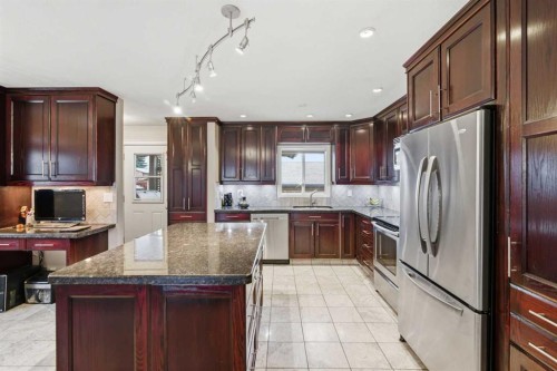 3943 Whitehorn Drive Ne, Calgary, AB - Indoor Photo Showing Kitchen With Upgraded Kitchen