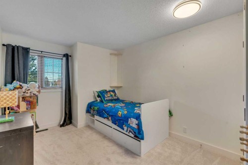 42 Douglas Woods Way Se, Calgary, AB - Indoor Photo Showing Bedroom