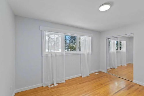 6407 Lombardy Crescent Sw, Calgary, AB - Indoor Photo Showing Other Room