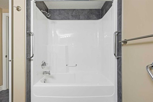 1243-2330 Fish Creek Boulevard Sw, Calgary, AB - Indoor Photo Showing Bathroom