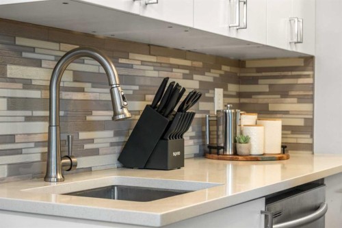 101-313 20 Avenue Sw, Calgary, AB - Indoor Photo Showing Kitchen