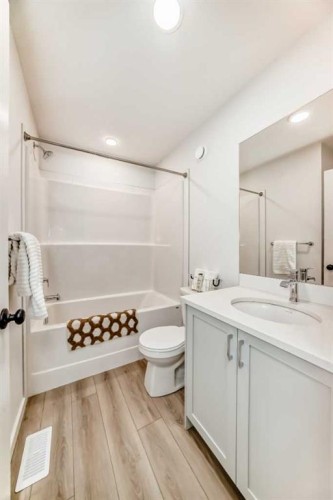 12 Starling Place Nw, Calgary, AB - Indoor Photo Showing Bathroom