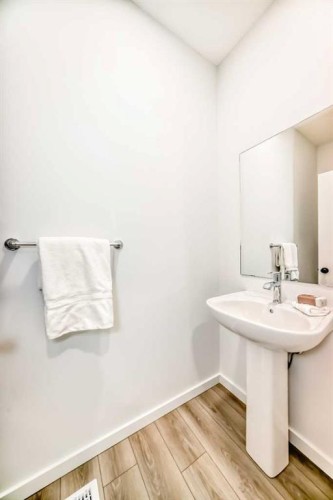12 Starling Place Nw, Calgary, AB - Indoor Photo Showing Bathroom