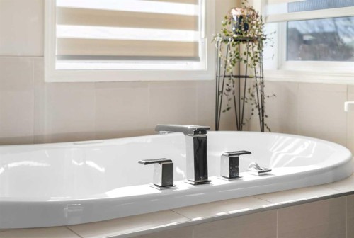 159 Panatella View Nw, Calgary, AB - Indoor Photo Showing Bathroom