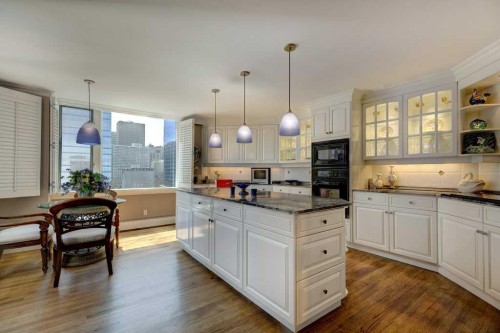 1102D-500 Eau Claire Avenue Sw, Calgary, AB - Indoor Photo Showing Kitchen