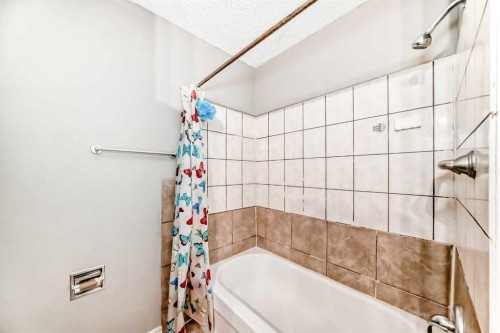 146 Dovertree Place Se, Calgary, AB - Indoor Photo Showing Bathroom