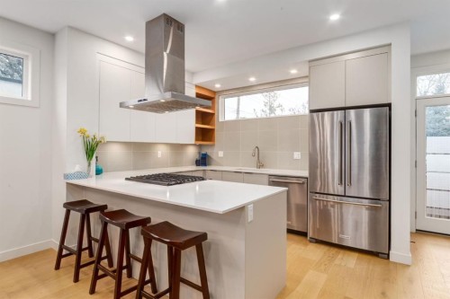 5016 17 Street Sw, Calgary, AB - Indoor Photo Showing Kitchen With Upgraded Kitchen