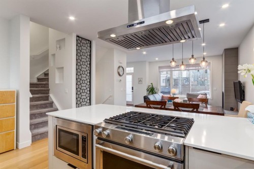 5016 17 Street Sw, Calgary, AB - Indoor Photo Showing Kitchen With Upgraded Kitchen