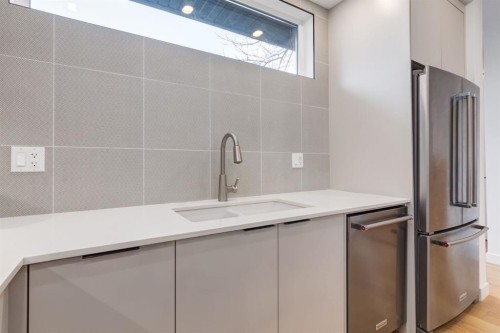 5016 17 Street Sw, Calgary, AB - Indoor Photo Showing Kitchen