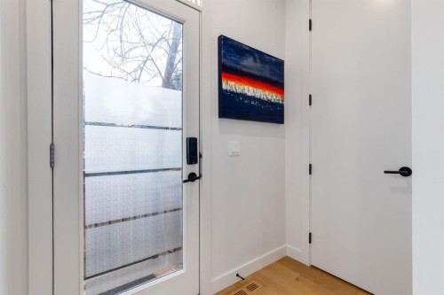 5016 17 Street Sw, Calgary, AB - Indoor Photo Showing Other Room