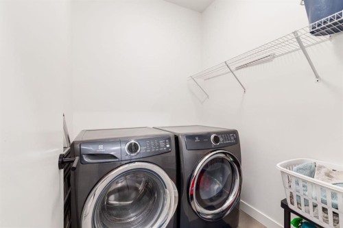 5016 17 Street Sw, Calgary, AB - Indoor Photo Showing Laundry Room