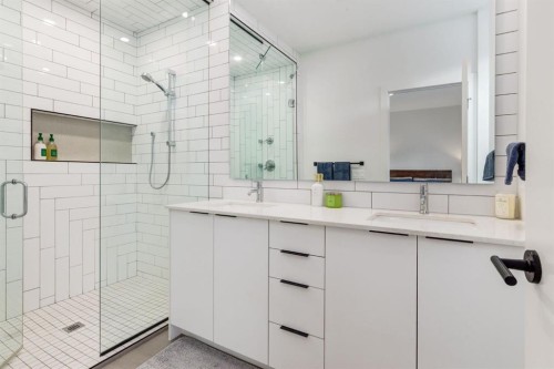 5016 17 Street Sw, Calgary, AB - Indoor Photo Showing Bathroom