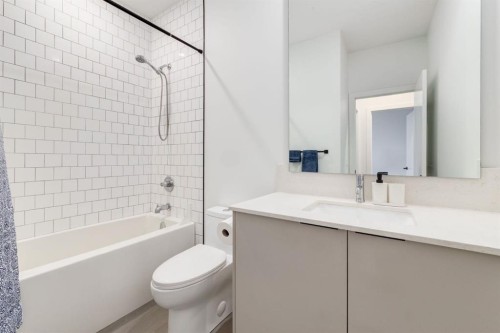 5016 17 Street Sw, Calgary, AB - Indoor Photo Showing Bathroom